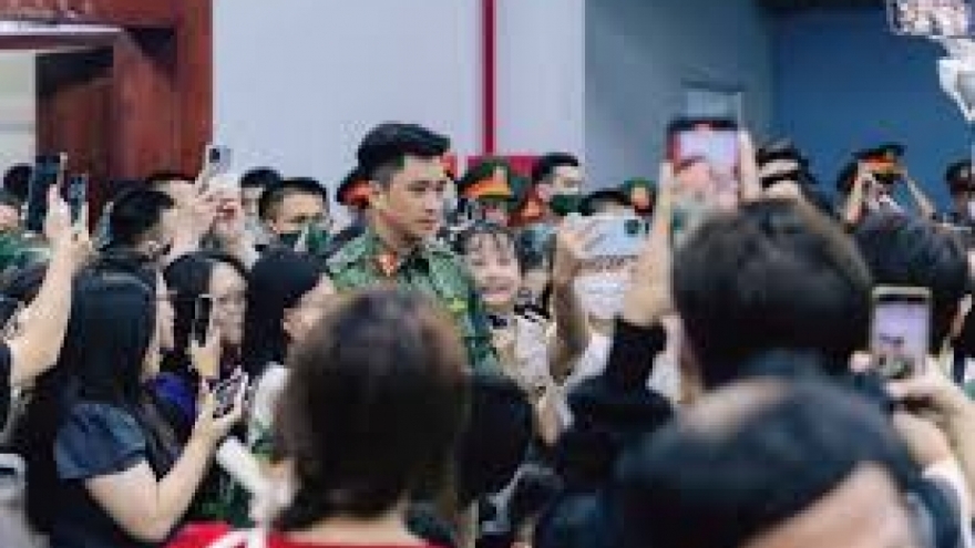 Thượng uý Lê Hoàng Hiệp bị mến mộ thái quá: Người trẻ hãy ứng xử văn minh!