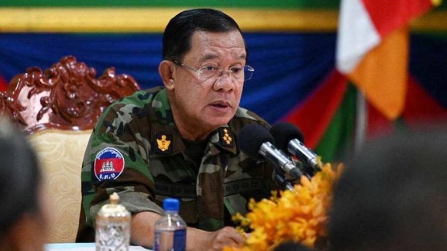 Ông Hunsen mặc quân phục dã chiến tới biên giới giữa căng thẳng với Thái Lan