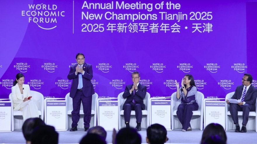 PM Chinh puts forward key proposals, urges stronger leadership role for WEF