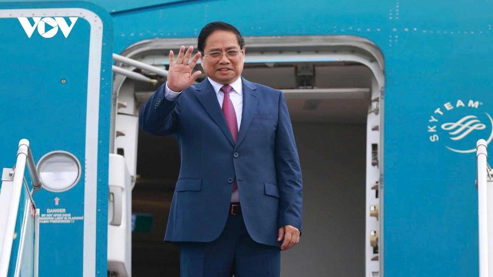 PM Pham Minh Chinh leaves for WEF meeting, working visit to China