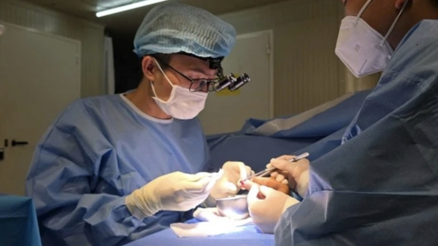 Vietnamese doctors in South Sudan saves nearly severed finger in complex surgery