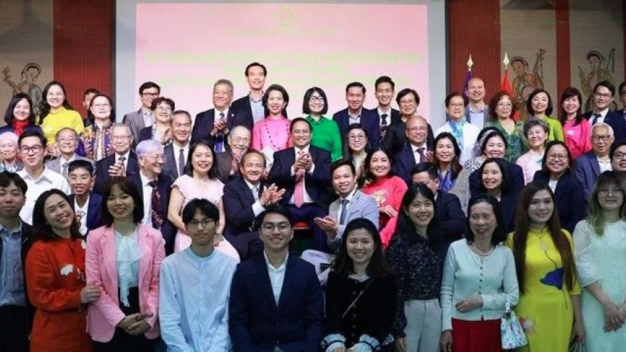 PM meets with Vietnamese community in France