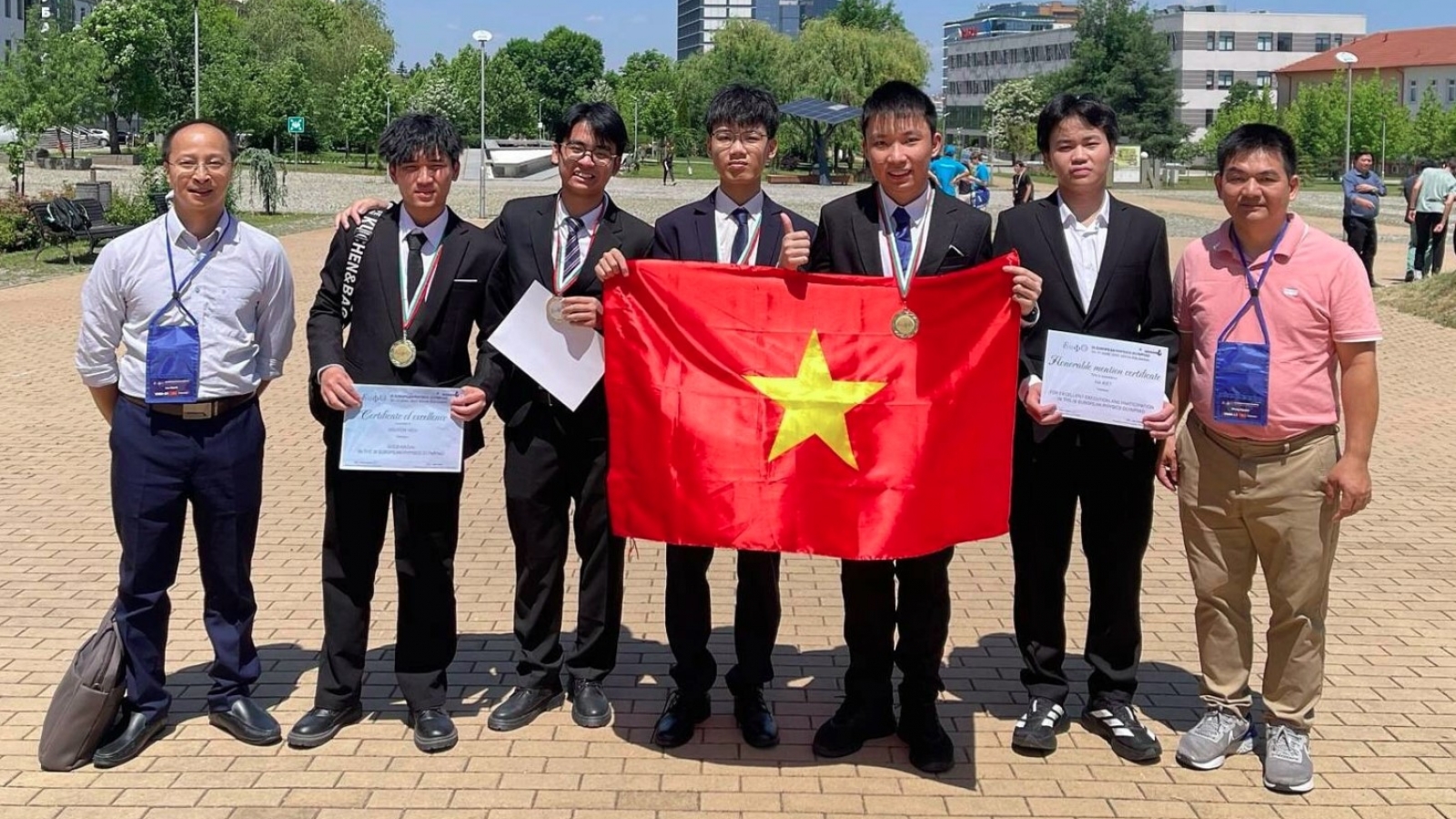 Vietnam wins two gold medals at 2025 European Physics Olympiad