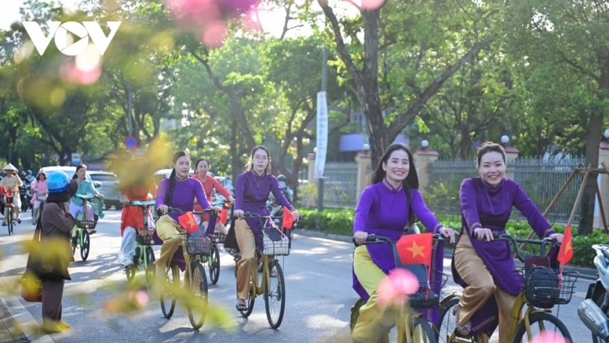 300 Ao dai-clad riders brighten Hue streets in cycling event for the environment