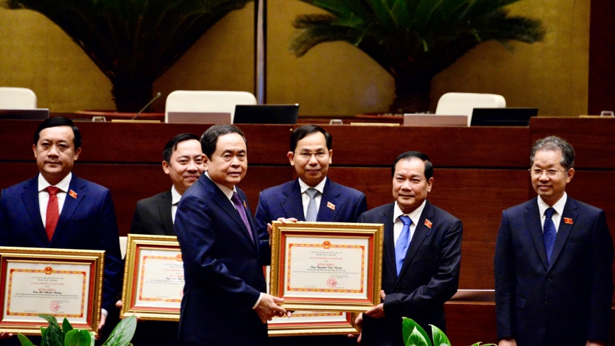 Trao tặng Bằng khen cho các Trưởng đoàn, Phó Trưởng đoàn chuyên trách Đoàn ĐBQH