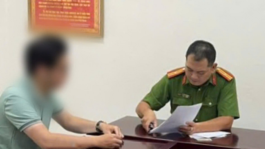 Xác định danh tính đối tượng "biến thái" tự cởi đồ đuổi theo cô gái tại Hà Nội