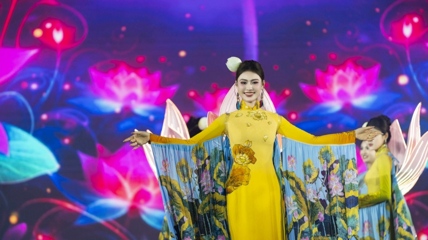 NTK Thoa Trần gây ấn tượng với những cánh sen phát sáng trên tà áo dài