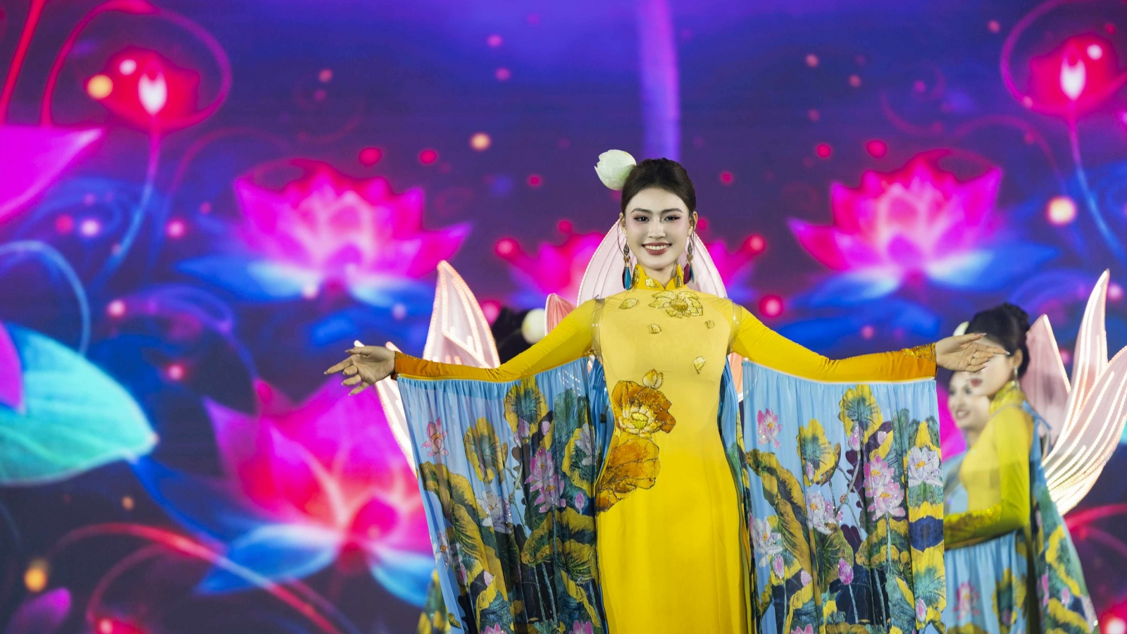 NTK Thoa Trần gây ấn tượng với những cánh sen phát sáng trên tà áo dài