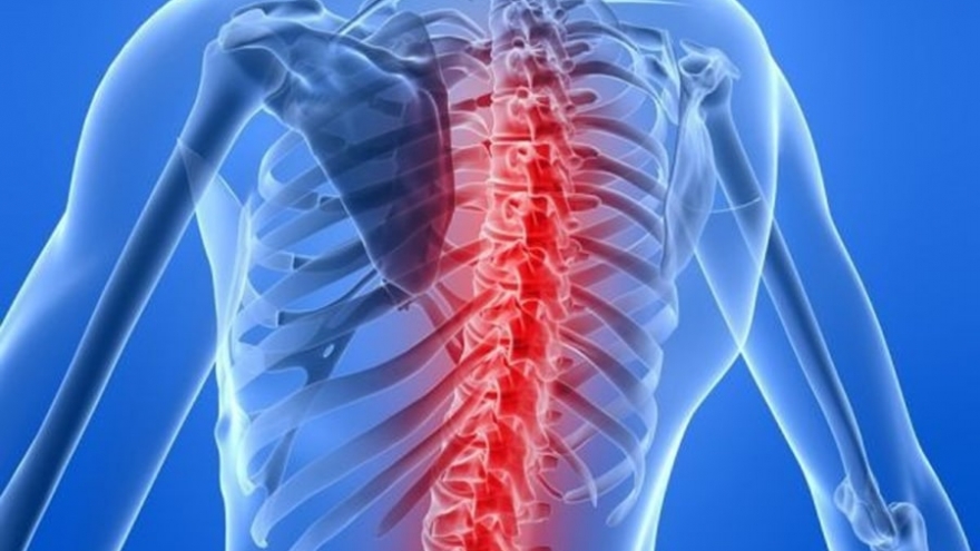 Bị ngã, chùn đốt sống lưng khiến mỗi lần cử động mạnh, tôi lại đau tinh hoàn