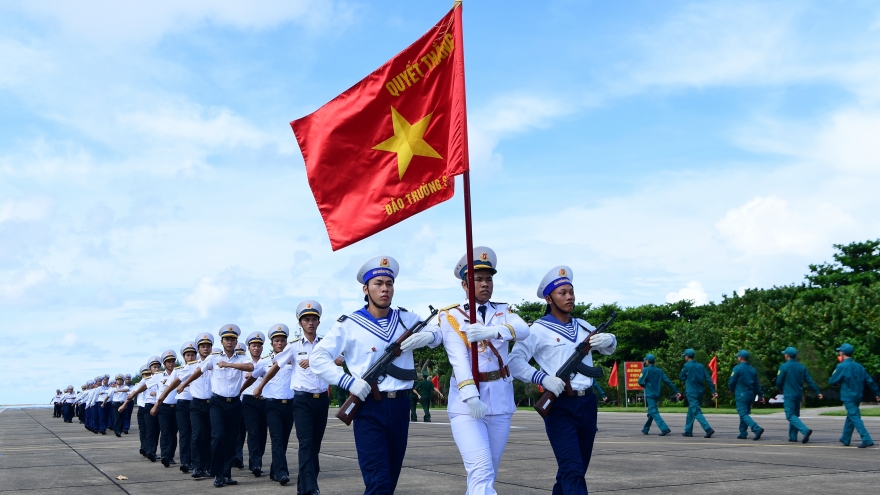 Thiêng liêng Lễ chào cờ và duyệt đội ngũ trên đảo Trường Sa