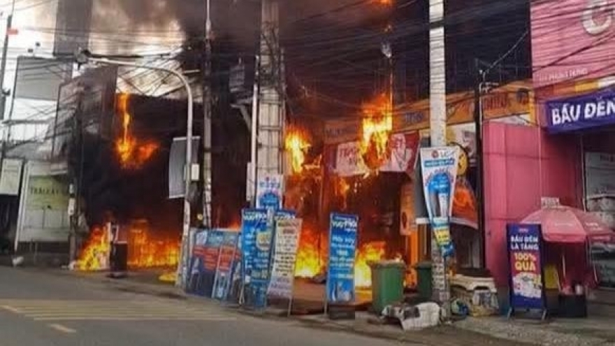 Cửa hàng Điện Máy Xanh tại Đồng Nai cháy lớn
