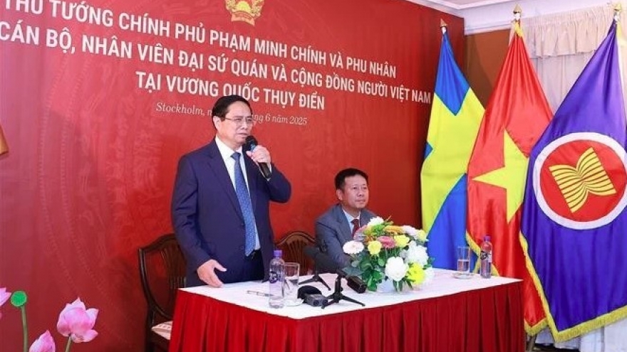 PM meets with Vietnamese community in Sweden