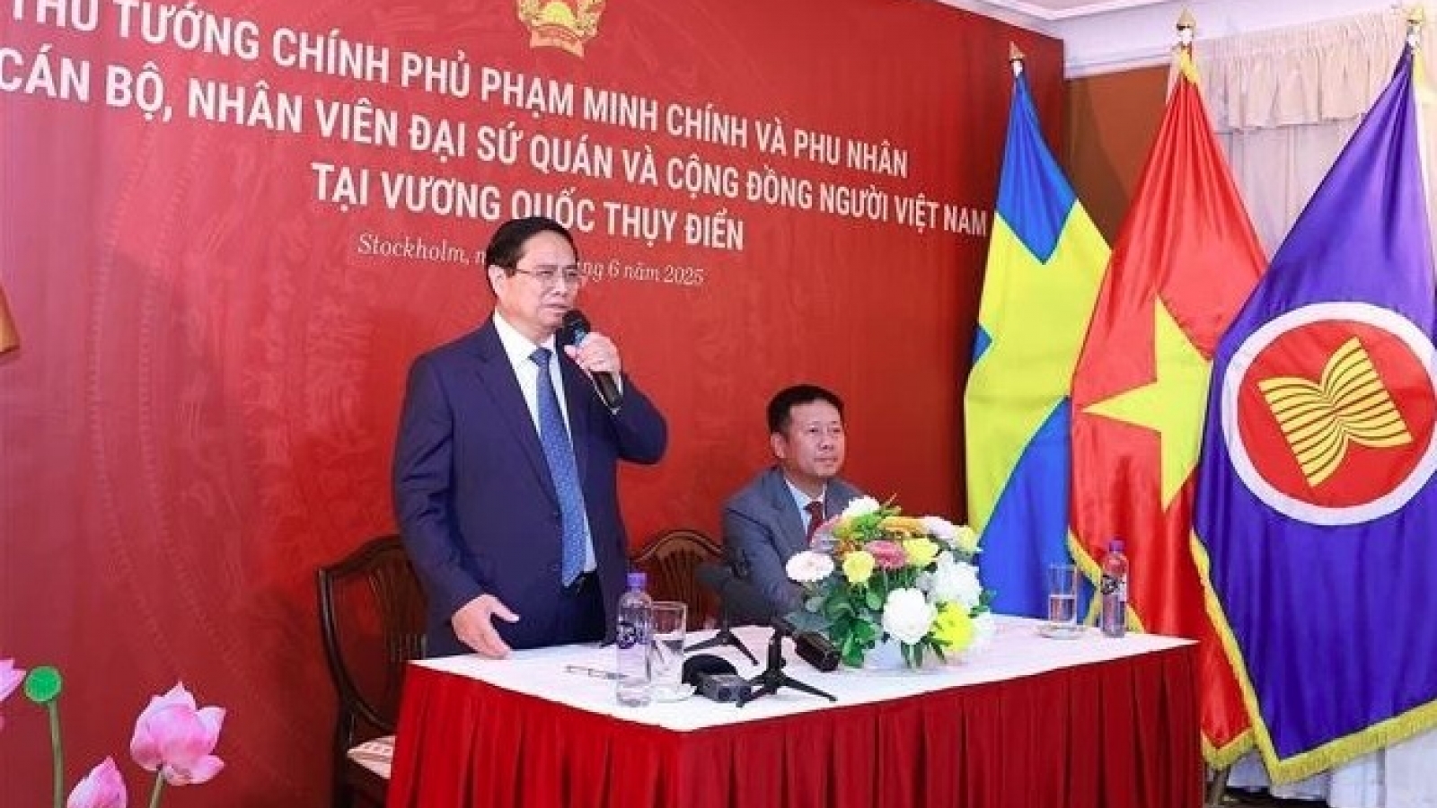 PM meets with Vietnamese community in Sweden
