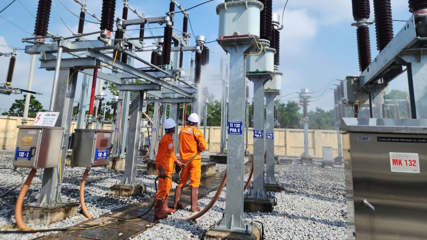 Nắng nóng đỉnh điểm, EVNNPC kêu gọi khách hàng tiết kiệm điện