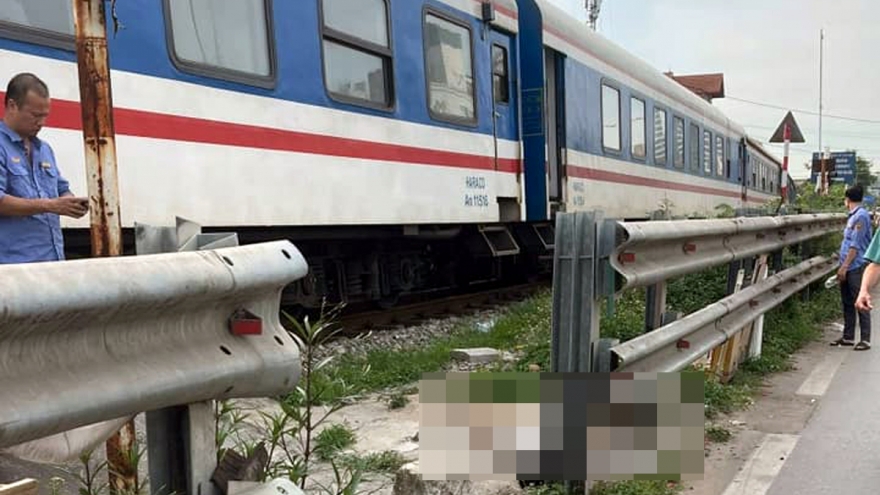 Một người phụ nữ bị tàu hỏa đâm va dẫn đến tử vong ở gần ga Văn Điển