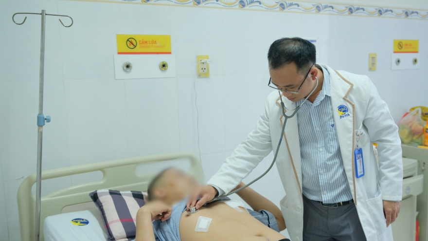 Cứu sống nam bệnh nhân bị đâm thấu tim trong vụ hỗn chiến tại Campuchia