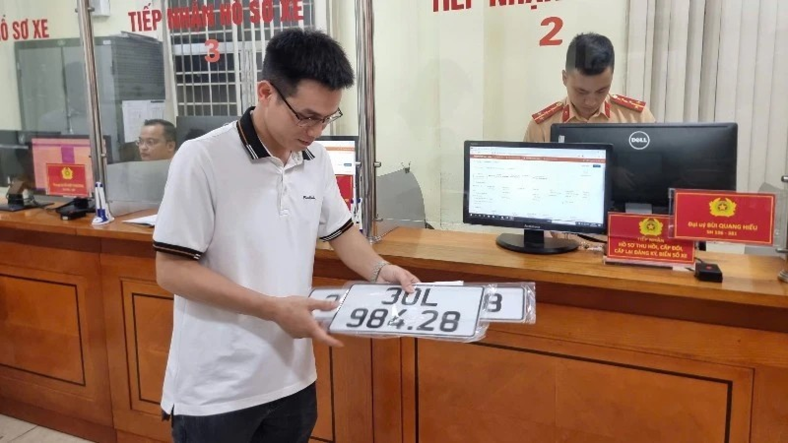 Chính phủ quyết định giảm 30% lệ phí đăng ký xe, người mừng, người tiếc