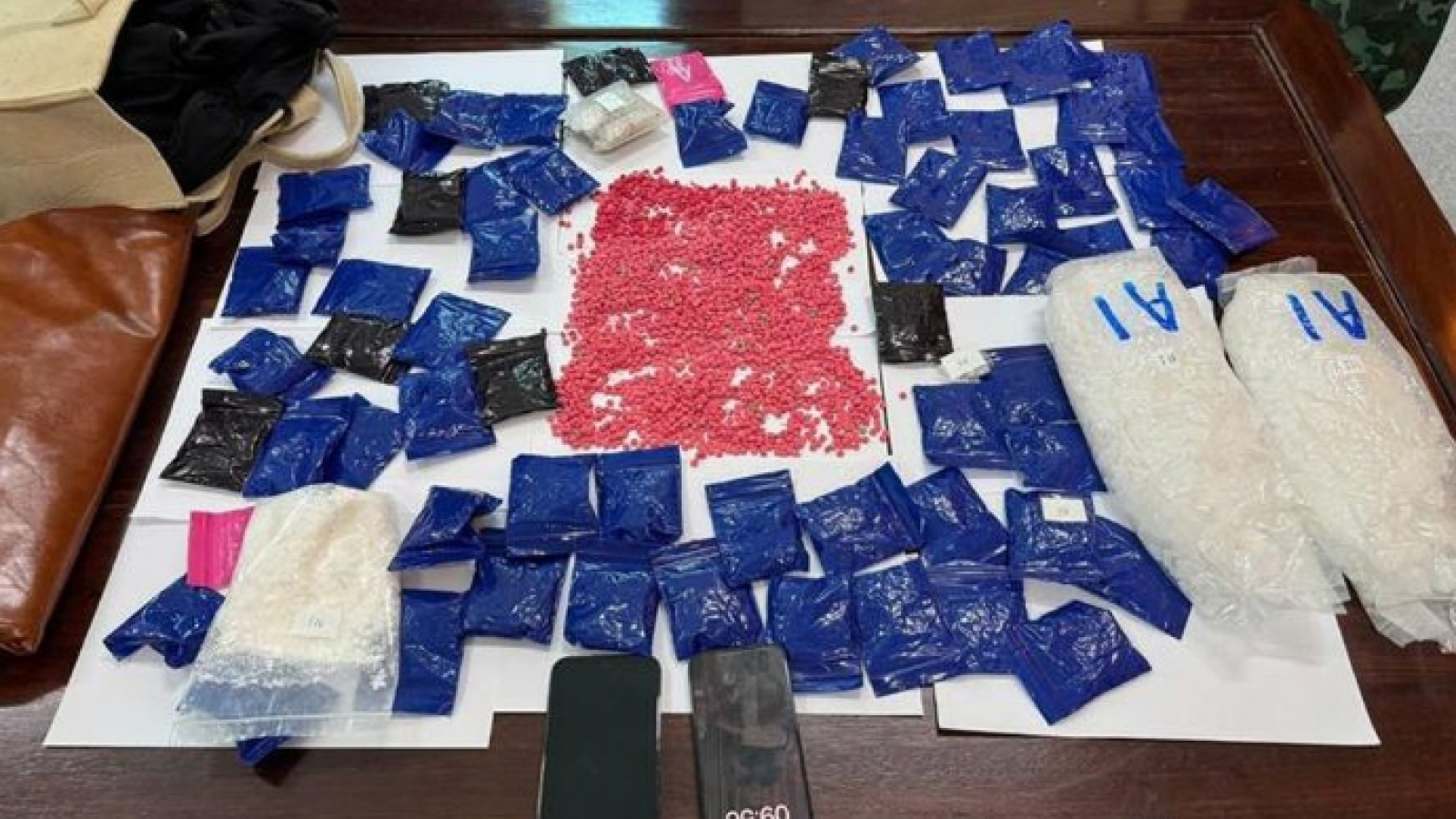 Ha Tinh border guards bust large cross-border drug smuggling case