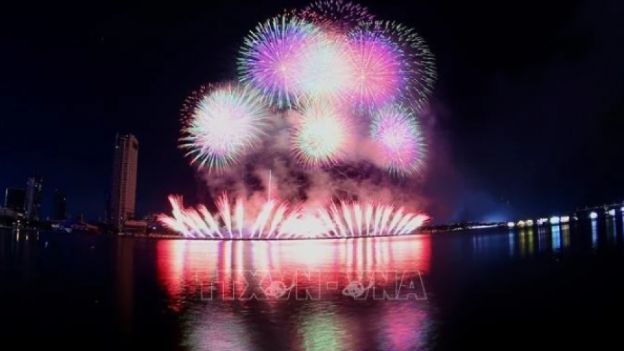 Vietnamese, Polish teams wow audiences at fireworks festival in Da Nang