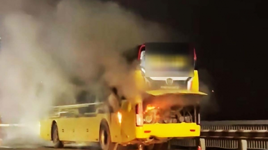 Ô tô khách bốc cháy khi đang lưu thông trên cầu Thăng Long
