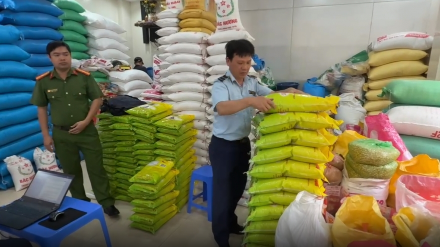 Hà Nội phát hiện nhiều cửa hàng kinh doanh giả mạo gạo ST25