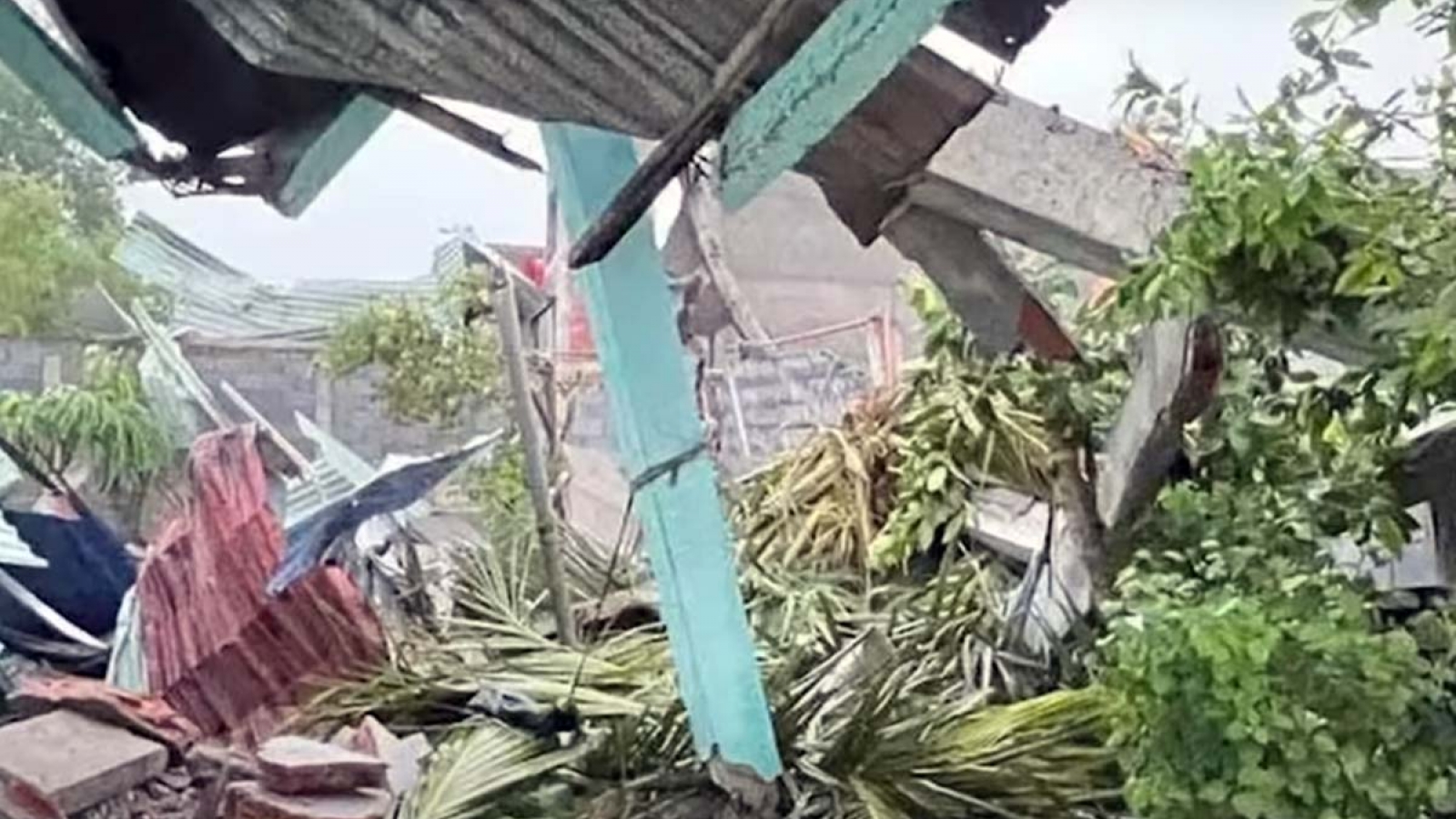 Bản tin tổng hợp: Hai bà cháu tử vong do mưa lớn làm sập hàng rào ở Long An