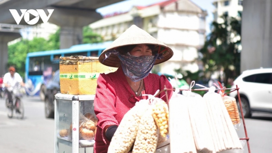 Outdoor workers in Hanoi brave extreme heatwave to earn a living