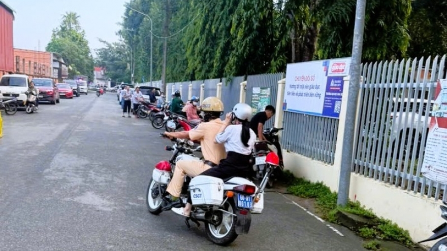 Công an Đồng Nai dùng xe đặc chủng đưa thí sinh mang nhầm thẻ dự thi tới kịp giờ