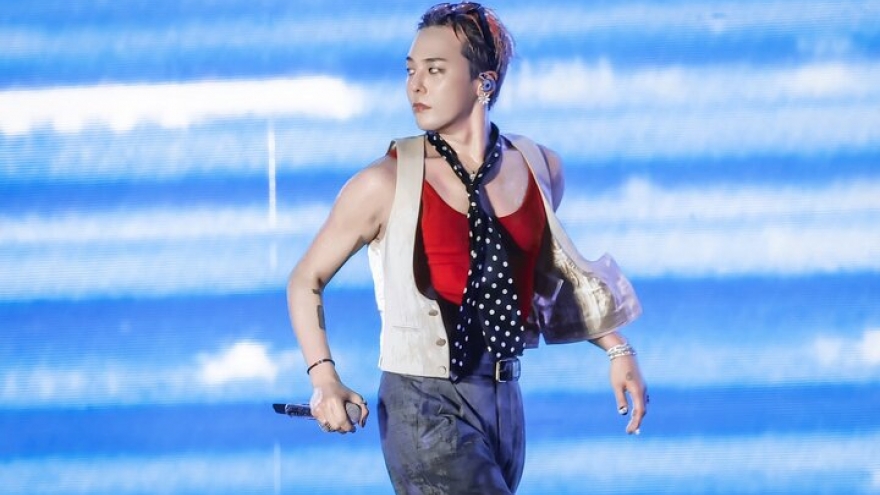 Phản ứng của G-Dragon khi fan cuồng lao lên sân khấu ở Mỹ Đình