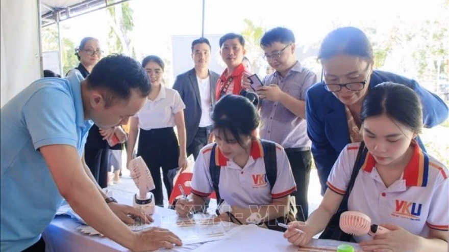Nearly 10,000 students, job seekers join Da Nang career fair