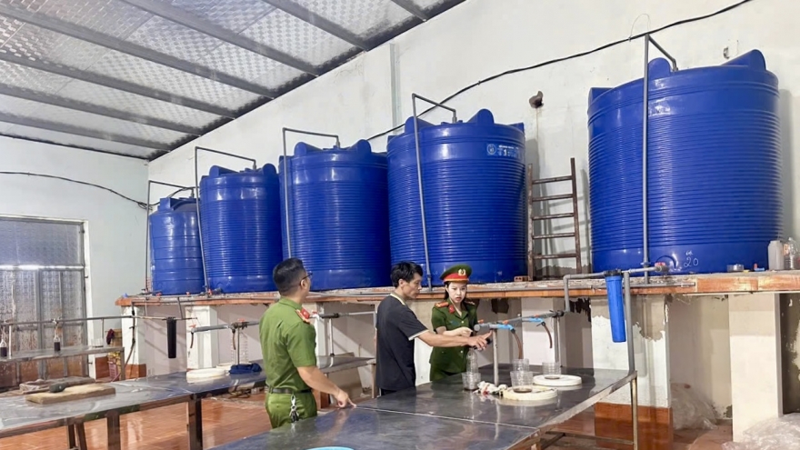 Công an Thanh Hóa xác minh nguồn gốc hàng nghìn chai nước mắm bị vứt bỏ bên đường
