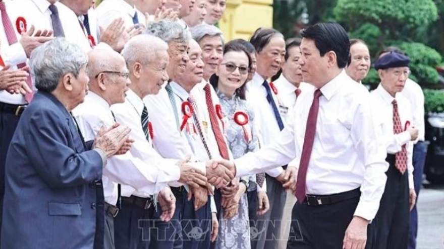 State President commends outstanding journalists on eve of revolutionary press centennial