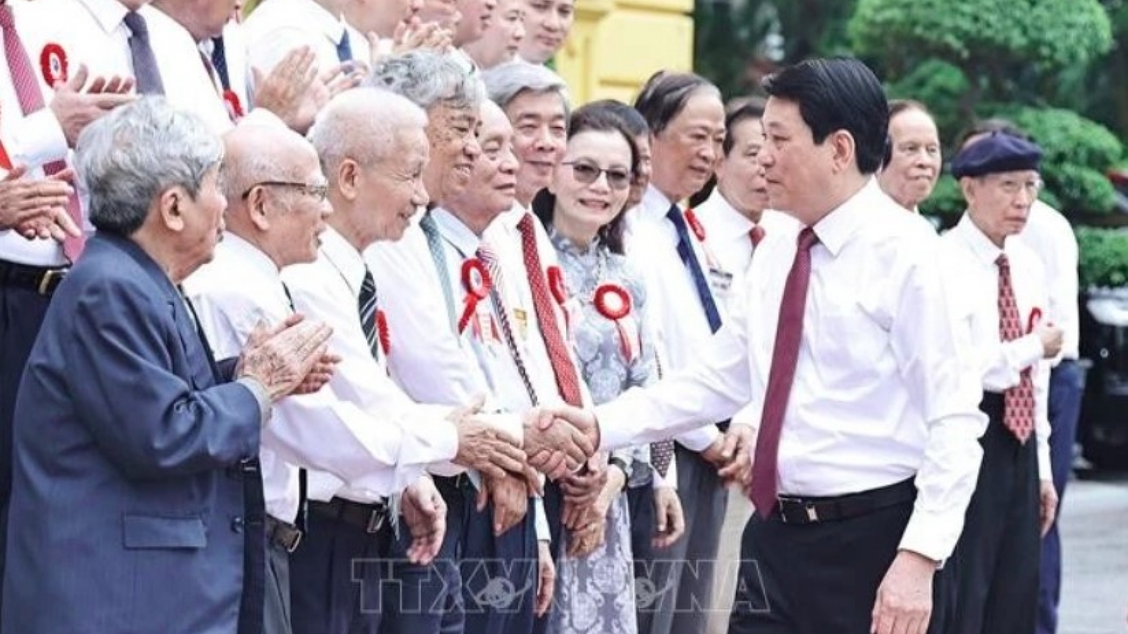 President honours outstanding journalists ahead of revolutionary press centennary