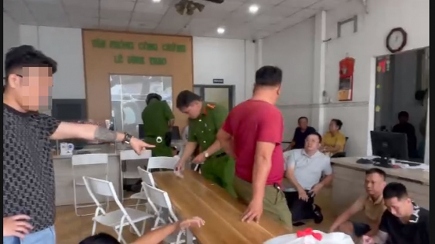 Vì sao Công an Bình Dương ập vào phòng công chứng, bắt giữ người?