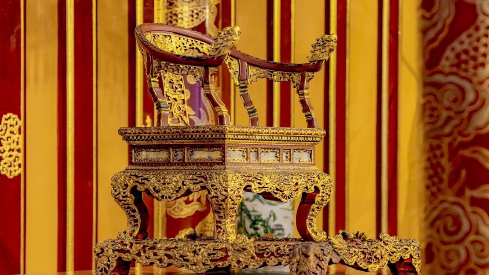 Xử lý kỷ luật sau sự cố ngai vàng bị xâm hại: Chưa rõ trách nhiệm người đứng đầu?
