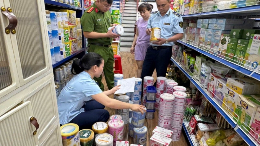 Tạm giữ gần 200 sản phẩm sữa bột dành cho trẻ em tại Nghệ An
