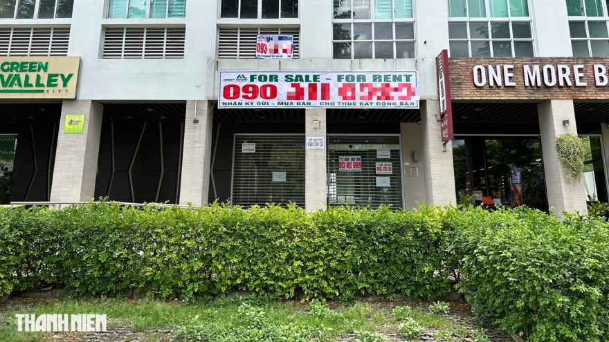 Mặt bằng bỏ trống ở phố 'nhà giàu' Phú Mỹ Hưng, chi chít bảng cho thuê