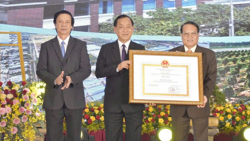 Nhiều cán bộ chủ chốt của tỉnh Tiền Giang được trao quyết định nghỉ hưu trước khi sáp nhập tỉnh