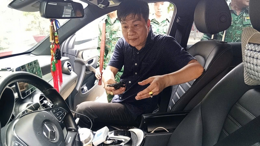 Bắt giữ đối tượng lái xe sang, mang súng và ma túy định "chuồn" qua biên giới