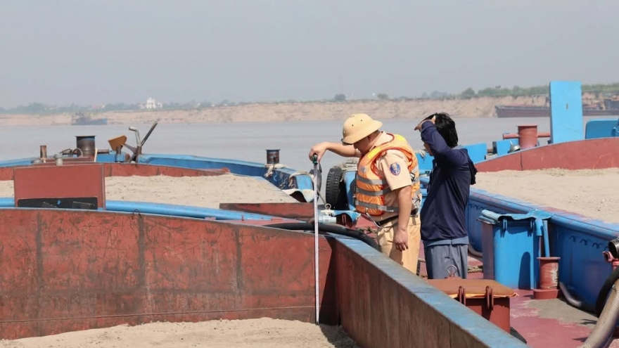 Phú Thọ ra quân kiểm tra phương tiện bơm, hút và vận chuyển cát sỏi