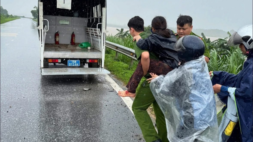 Phú Thọ: Công an xã Vĩnh Chân kịp thời cứu người phụ nữ bị tai nạn lúc mưa to