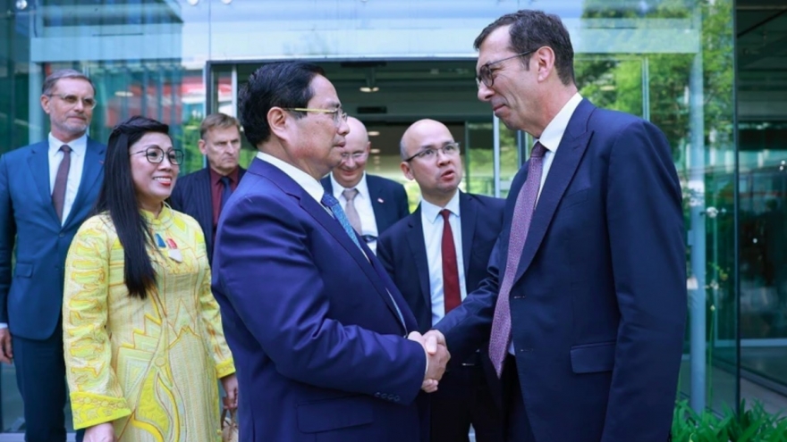 PM urges France to share expertise in railway development