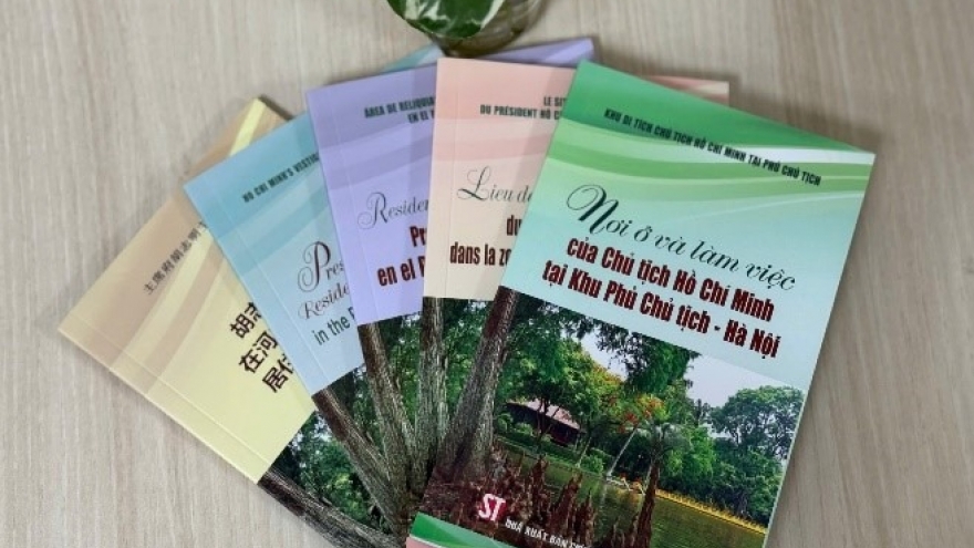 Sách "Nơi ở và làm việc của Chủ tịch Hồ Chí Minh tại Khu Phủ Chủ tịch - Hà Nội"