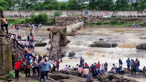 Sập cầu tại Ấn Độ: Hàng chục người thiệt mạng và bị thương