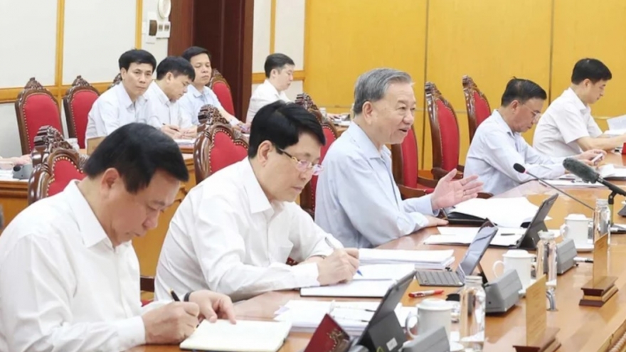 Bộ Chính trị: Nghiên cứu sử dụng cán bộ không chuyên trách đến 31/5/2026