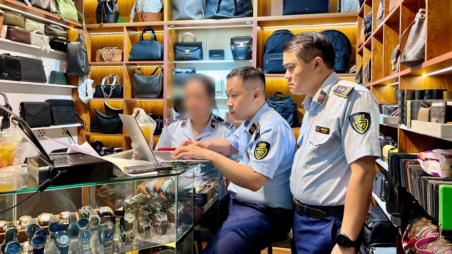 Hộ kinh doanh tại Saigon Square bị xử phạt vì bán hàng giả