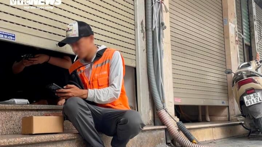 Kỳ lạ cảnh mua bán vụng trộm, luồn cúi, thấp thỏm canh chừng trên phố cổ Hà Nội