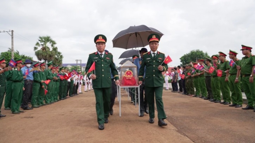 More Vietnamese volunteer soldiers’ remains repatriated from Cambodia