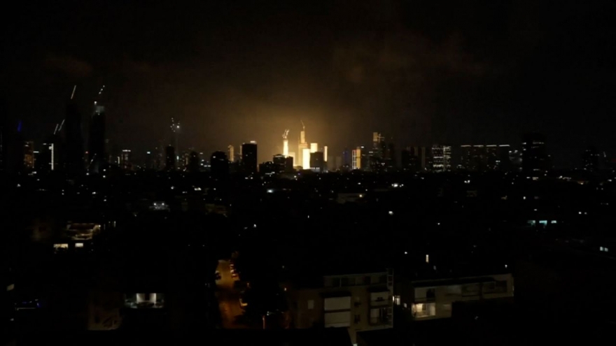 Khoảnh khắc tên lửa Iran đánh vào thủ đô của Israel