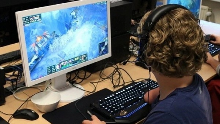 Bất lực với con trai 20 tuổi vẫn mê game, hút thuốc mà không chịu học hành